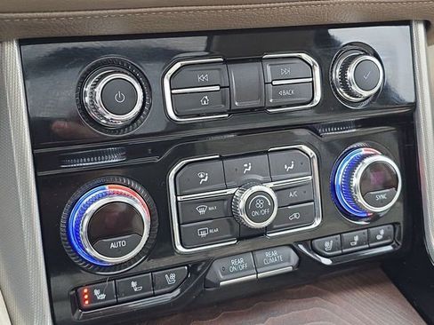 Used 2022 GMC Yukon XL Denali image 23