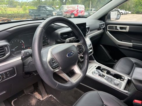 Used 2024 Ford Explorer XLT w/ Equipment Group 202A AWD/4WD image 9
