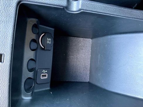 Used 2018 Jeep Cherokee Latitude Plus w/ Comfort/Convenience Group image 24