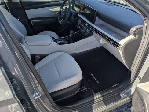 Used 2025 Hyundai Tucson SE image 12