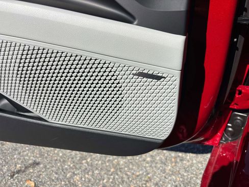 Used 2025 Hyundai Elantra Limited image 11