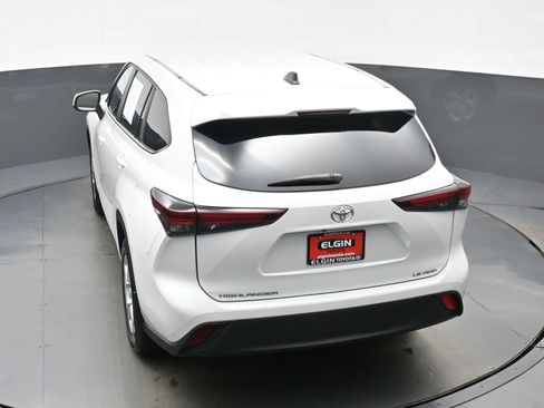 Used 2024 Toyota Highlander LE AWD/4WD image 37
