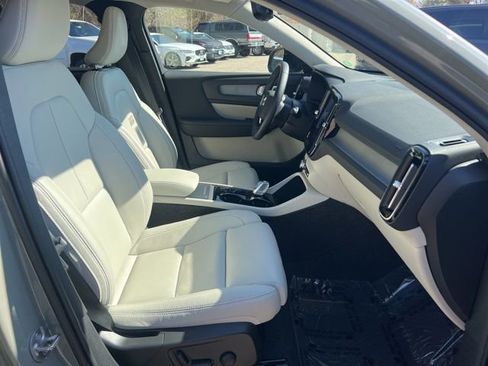 Used 2025 Volvo XC40 B5 Plus image 18