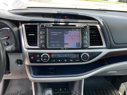 Used 2014 Toyota Highlander Limited w/ Driver Technology Package AWD/4WD image 21