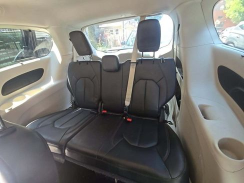 Used 2019 Chrysler Pacifica Touring-L FWD image 4