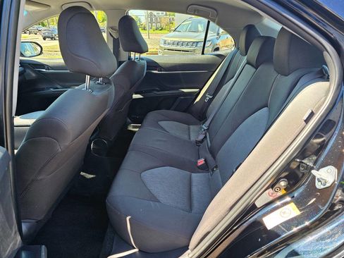 Used 2018 Toyota Camry LE image 10