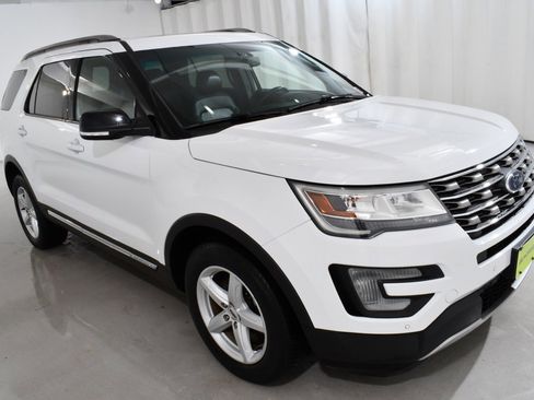 Used 2017 Ford Explorer XLT w/ Equipment Group 202A image 5