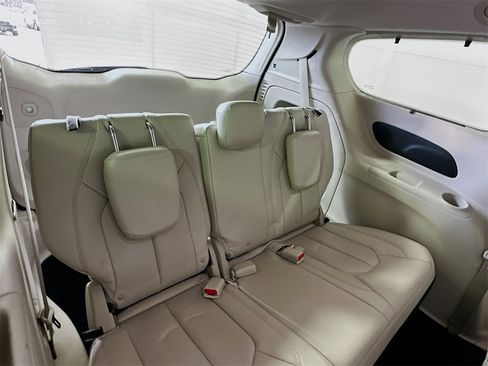 Used 2017 Chrysler Pacifica Touring-L Plus image 26