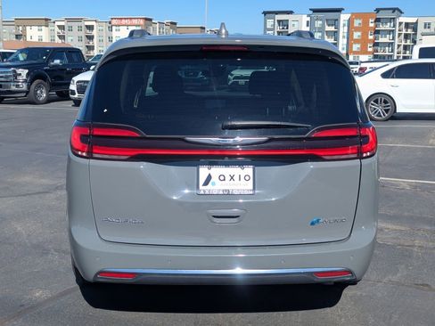 Used 2021 Chrysler Pacifica Touring image 6