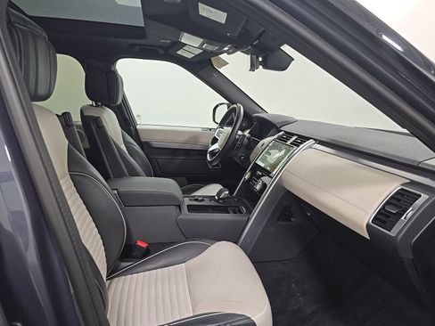 Used 2024 Land Rover Discovery Dynamic SE AWD/4WD image 9