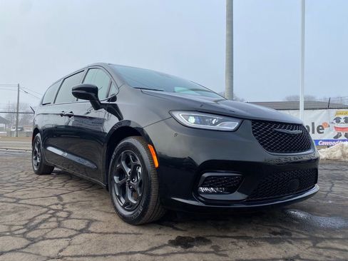 Used 2022 Chrysler Pacifica Touring-L w/ S Appearance Package image 32