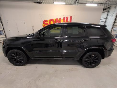 Used 2019 Jeep Grand Cherokee Altitude image 2