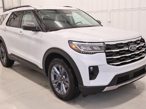 New 2026 Ford Explorer Active w/ Active Comfort Package image 3