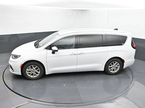 Used 2023 Chrysler Pacifica Touring-L FWD image 36