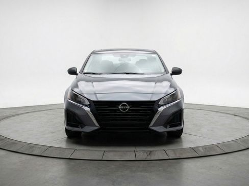 Used 2025 Nissan Altima 2.5 SV FWD image 2