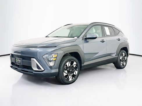 Used 2024 Hyundai Kona SEL AWD/4WD image 3