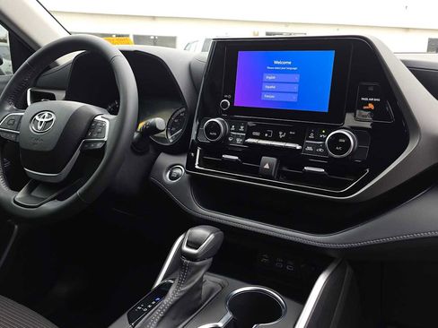 Used 2023 Toyota Highlander LE FWD image 13