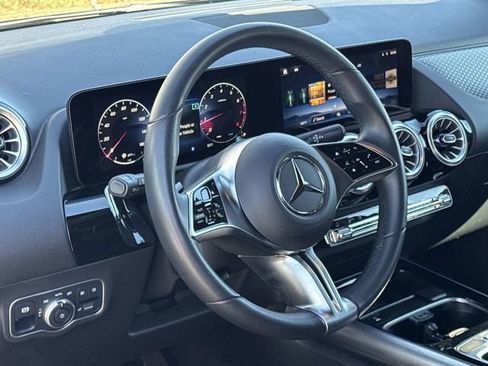 Used 2025 Mercedes-Benz GLA 250 4MATIC image 33