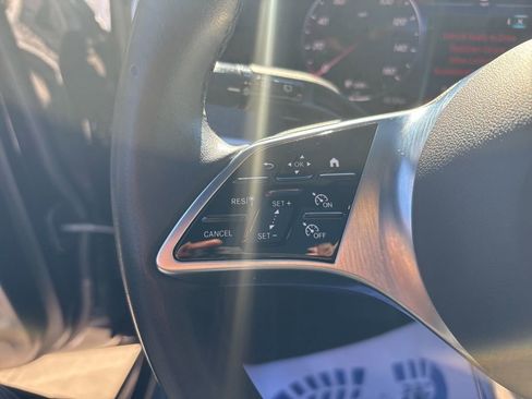 Used 2025 Mercedes-Benz GLC 300 4MATIC image 24