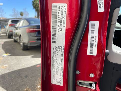 Used 2025 Jeep Compass Limited image 30