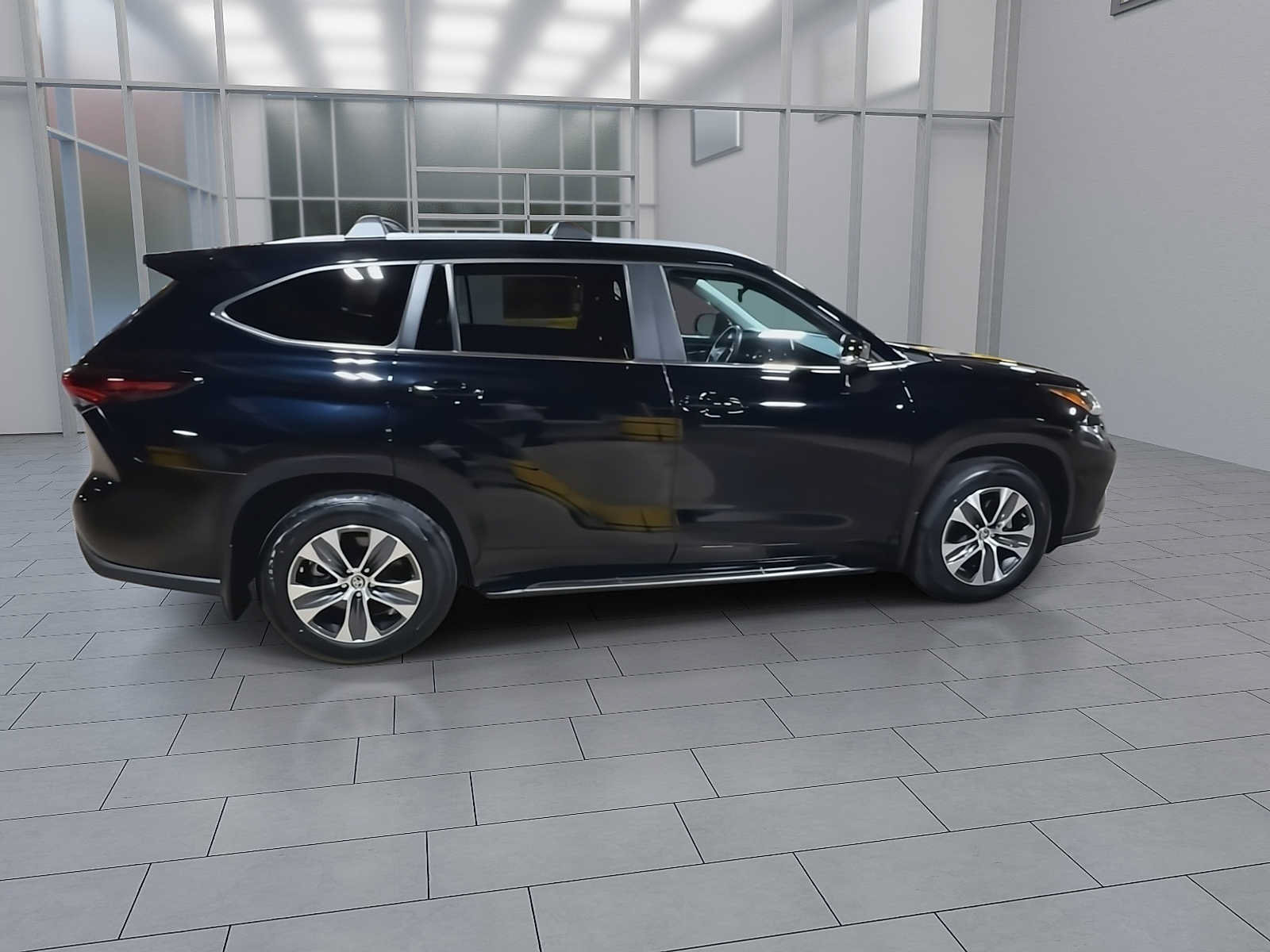 Used 2024 Toyota Highlander XLE AWD/4WD image 9