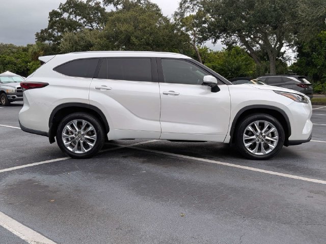 Used 2024 Toyota Highlander Limited FWD image 2