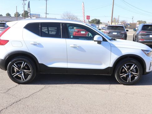 Used 2024 Volvo XC40 B5 Core image 8