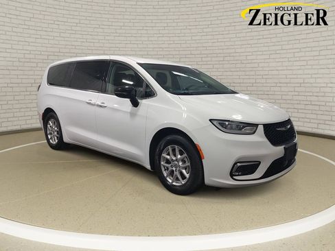 Used 2024 Chrysler Pacifica Touring-L FWD image 3
