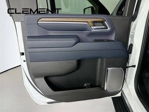 Used 2024 Chevrolet Silverado 2500 High Country w/ High Country Premium Package AWD/4WD image 32