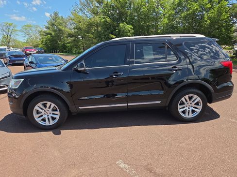 Used 2018 Ford Explorer XLT w/ Equipment Group 202A AWD/4WD image 6