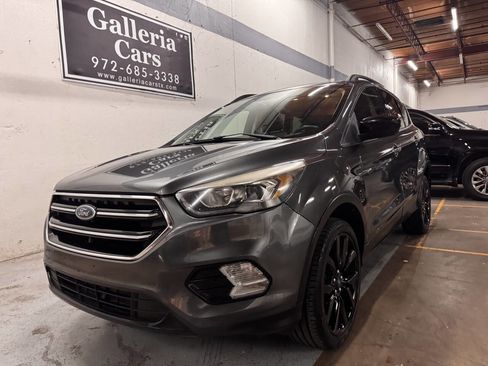 Used 2017 Ford Escape SE w/ Equipment Group 201A image 2