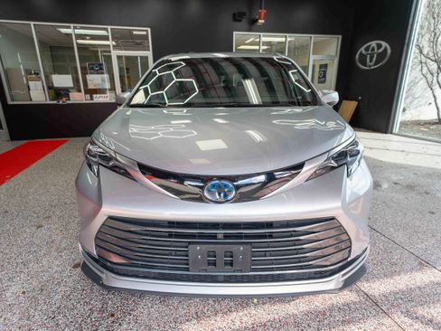 Used 2024 Toyota Sienna Platinum image 6