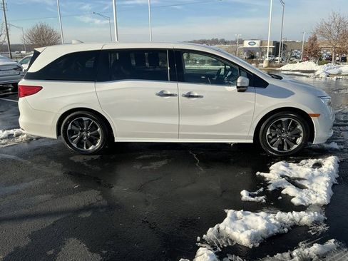 Used 2023 Honda Odyssey Elite image 2