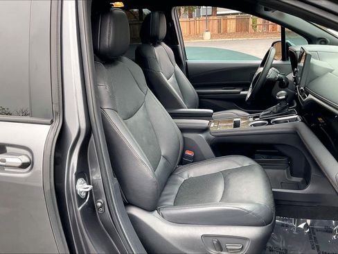 Used 2025 Toyota Sienna Platinum image 10