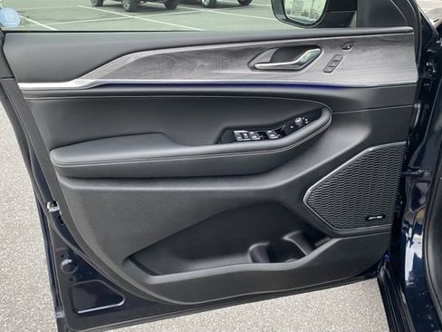 Used 2024 Jeep Grand Cherokee L Overland w/ Luxury Tech Group IV image 11