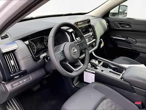 New 2025 Nissan Pathfinder SV image 6