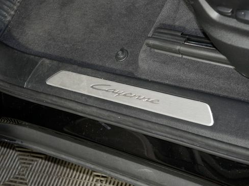 Certified 2024 Porsche Cayenne w/ Premium Package AWD/4WD image 21