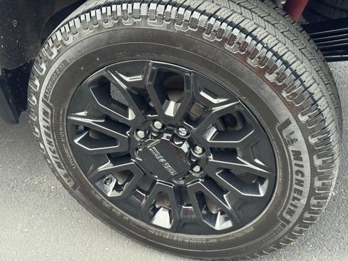 Used 2024 GMC Sierra 2500 AT4 image 10