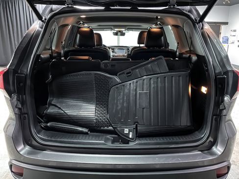 Used 2018 Toyota Highlander XLE image 9