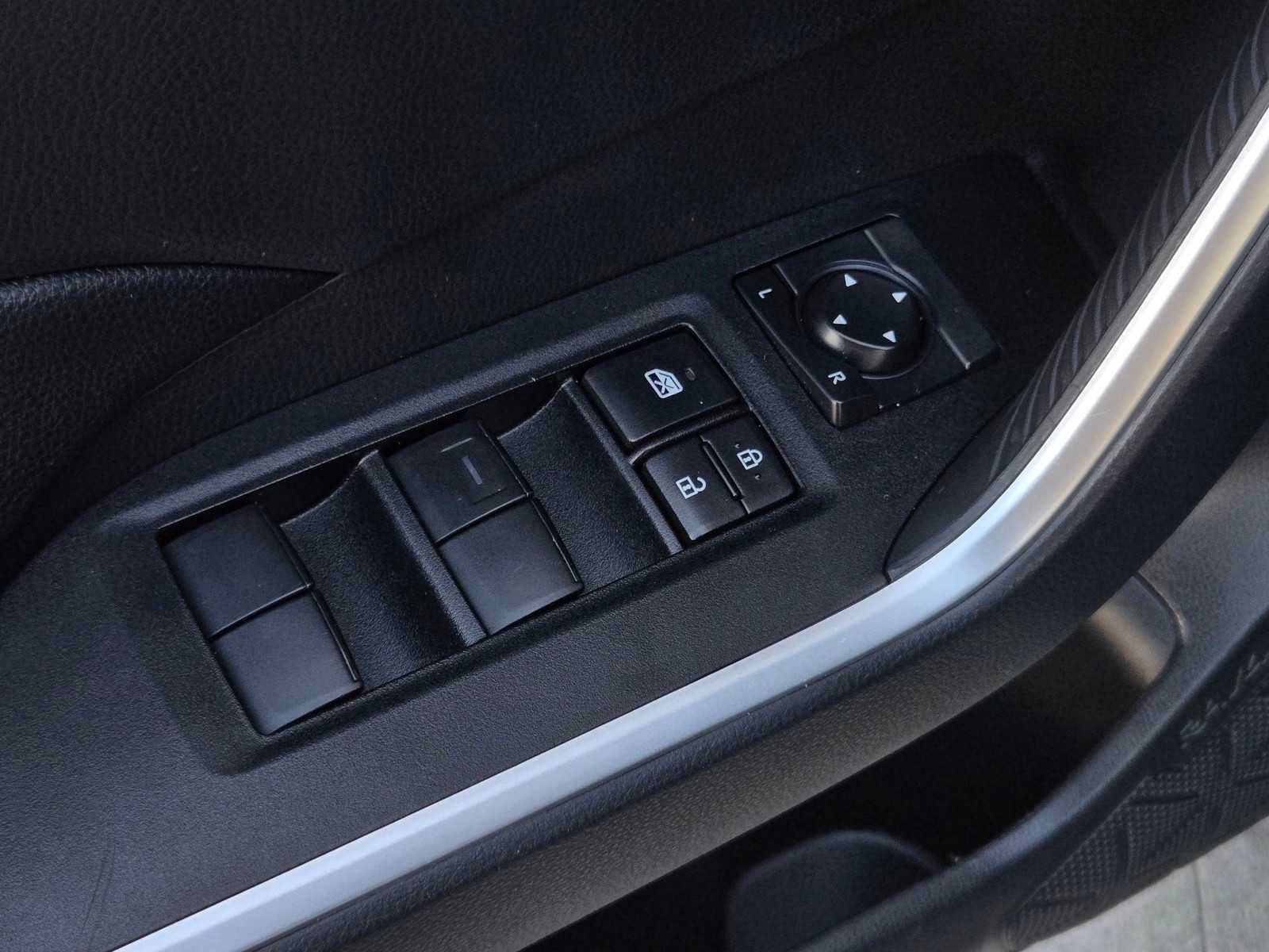 Certified 2025 Toyota RAV4 LE AWD/4WD image 10