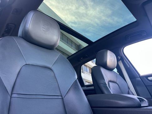 Certified 2023 Porsche Cayenne Platinum Edition image 17