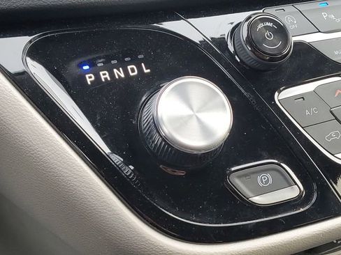 Used 2024 Chrysler Pacifica Touring-L FWD image 17