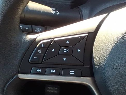 Used 2022 Nissan Leaf S image 17