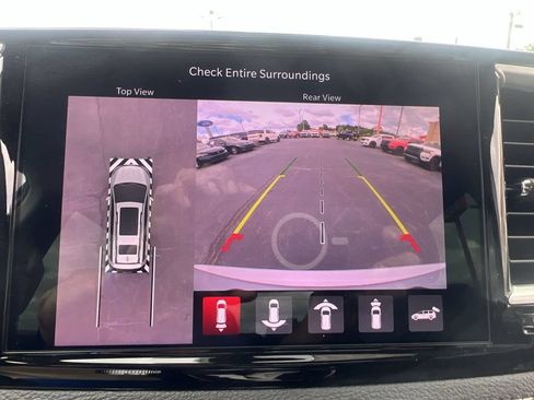 Used 2023 Chrysler Pacifica Touring-L AWD/4WD image 23