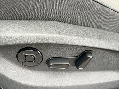 New 2025 Volkswagen Tiguan SE image 37