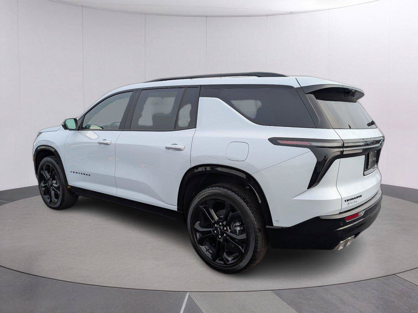 New 2027 Chevrolet Traverse RS w/ LPO, Floor Liner Package FWD image 5