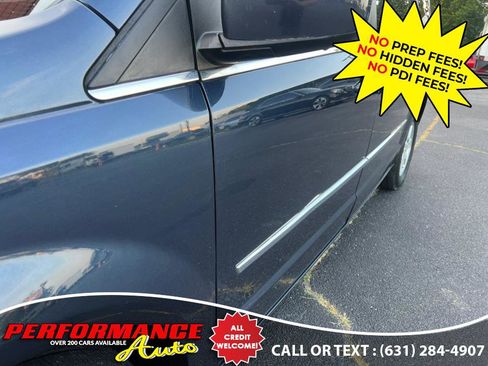 Used 2009 Chrysler Town & Country Touring image 6