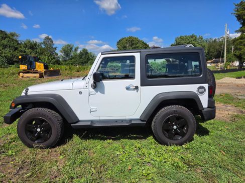 Used 2015 Jeep Wrangler Sport w/ Quick Order Package 24S AWD/4WD image 8