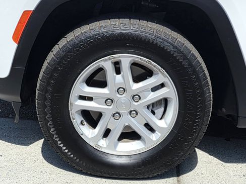 Certified 2024 Jeep Grand Cherokee Laredo RWD image 9