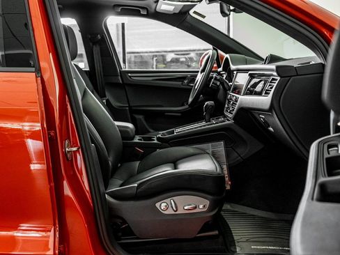 Certified 2024 Porsche Macan AWD/4WD image 23
